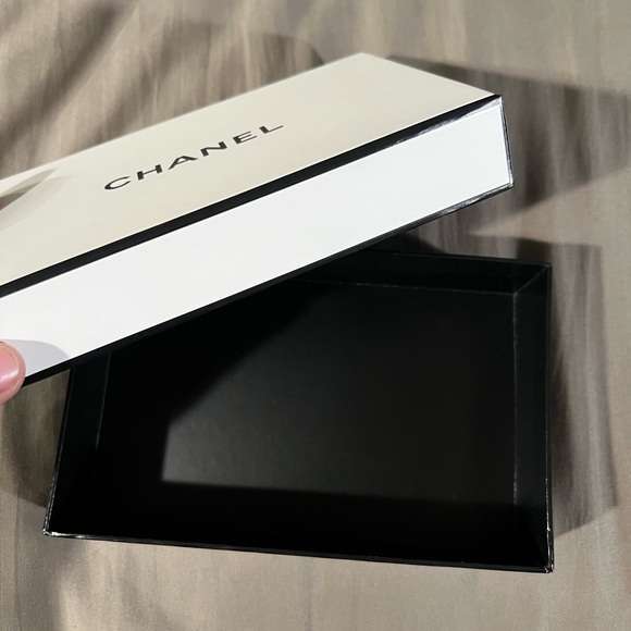 New empty Chanel box - Picture 4 of 5